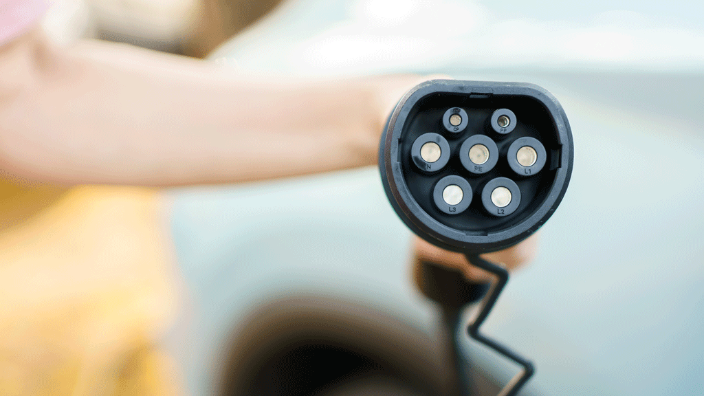 Câble Type 2 connecté à une borne murale avec voyant de charge actif