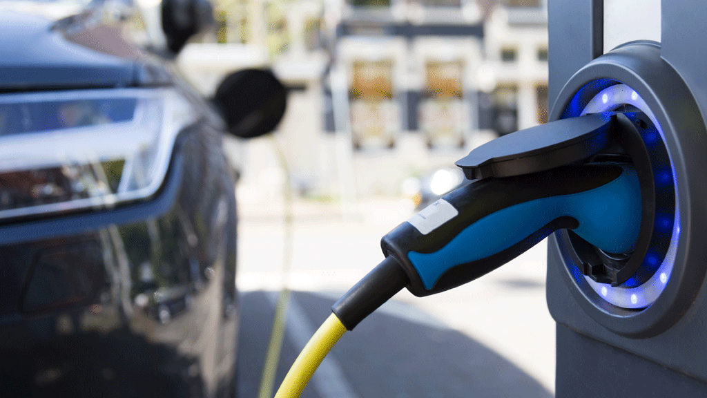 Conducteur attendant devant une station de recharge publique occupée